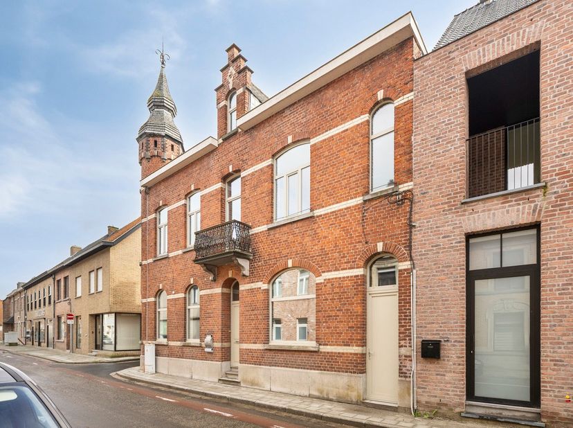 In de Bruggestraat, in het centrum van Zwevezele, bevindt zich dit knappe herenhuis met een bewoonbare oppervlakte van maar liefst 345 m², gelegen op