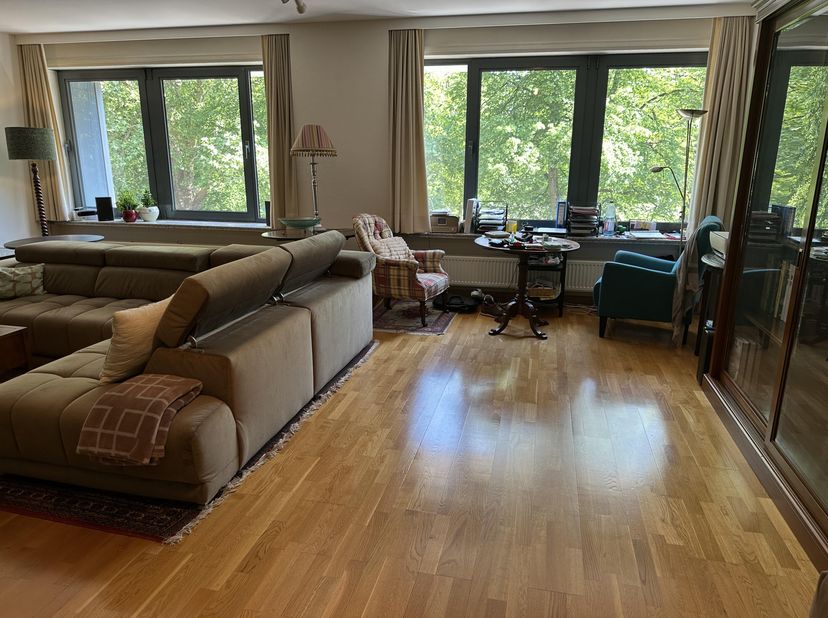 TE HUUR TE GENT: F. Rooseveltlaan 350 (vlakbij Zuid, openbaar vervoer, winkels, E17 en E40). PRACHTIG zeer ruim ( 160 m² : oppervlakte indicatief ) lu