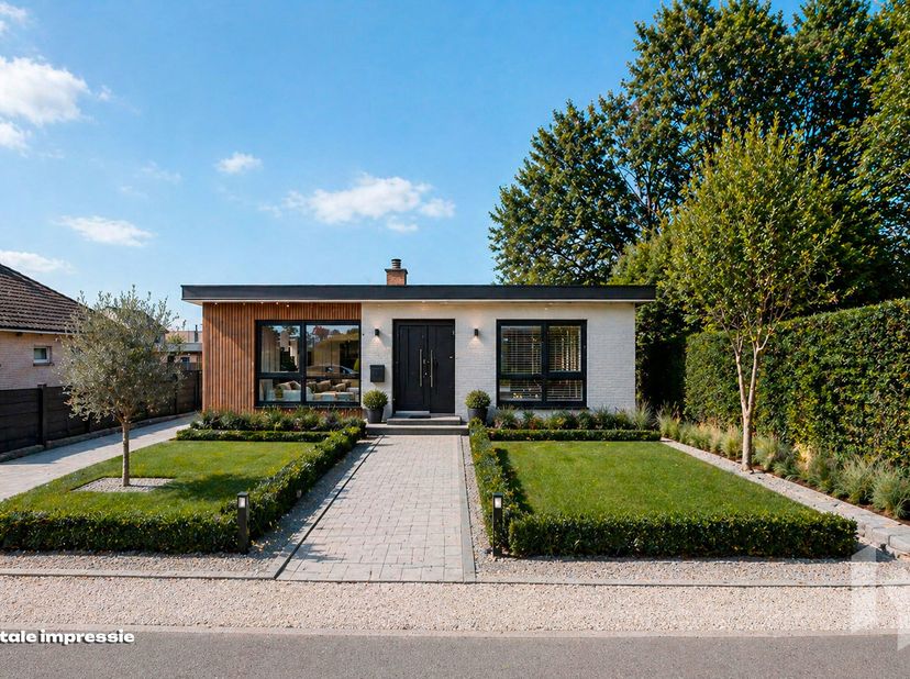 Gelijkvloerse woning (206 m²) met 3 slaapkamers, een veranda en een ruime garage op een perceel van 840 m².<br />
EPC waarde is momenteel 403 Kwh/m² (