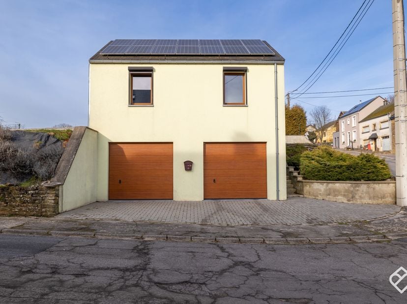 Petit appartement 1 chambre avec 2 grands garages  ou petite maison – idéale bricoleur ou passionné de mécanique.<br />
<br />
Cette charmante petite