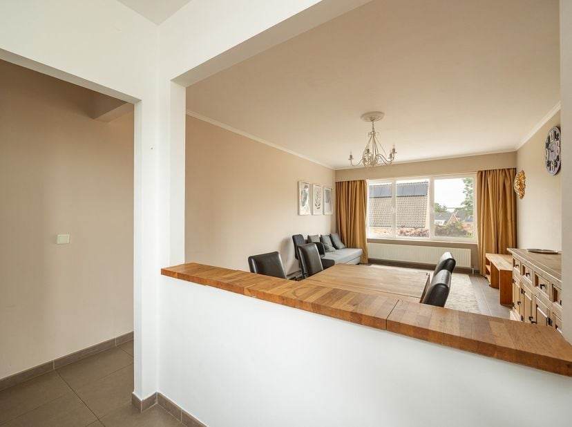 Op een centrale ligging nabij het centrum van Aartselaar bevindt zich dit verzorgd en instapklaar 2-slaapkamerappartement (94m2) , gelegen op de tweed