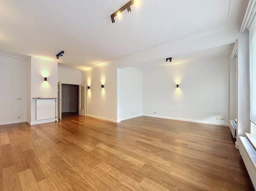 Disposition :<br />
<br />
Rez-de-chaussée :<br />
- hall d'entrée<br />
- rangement 1<br />
- salle à manger<br />
- cuisine<br />
- jardin<br />
- t