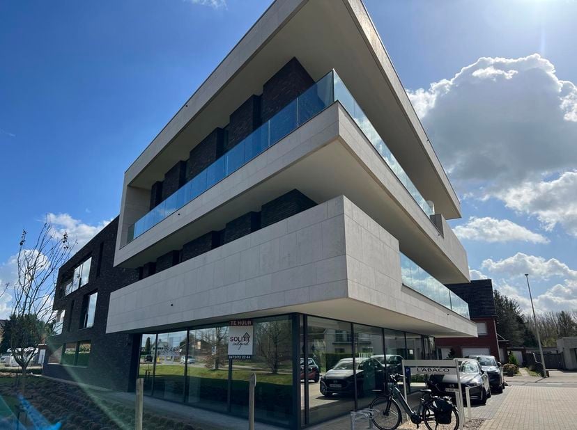 Instapklaar appartement met 2 slaapkamers, ruim zuidgericht terras en privatieve parkeerplaats. <br />
Indeling: hal met ingewerkte deurmat; gastentoi