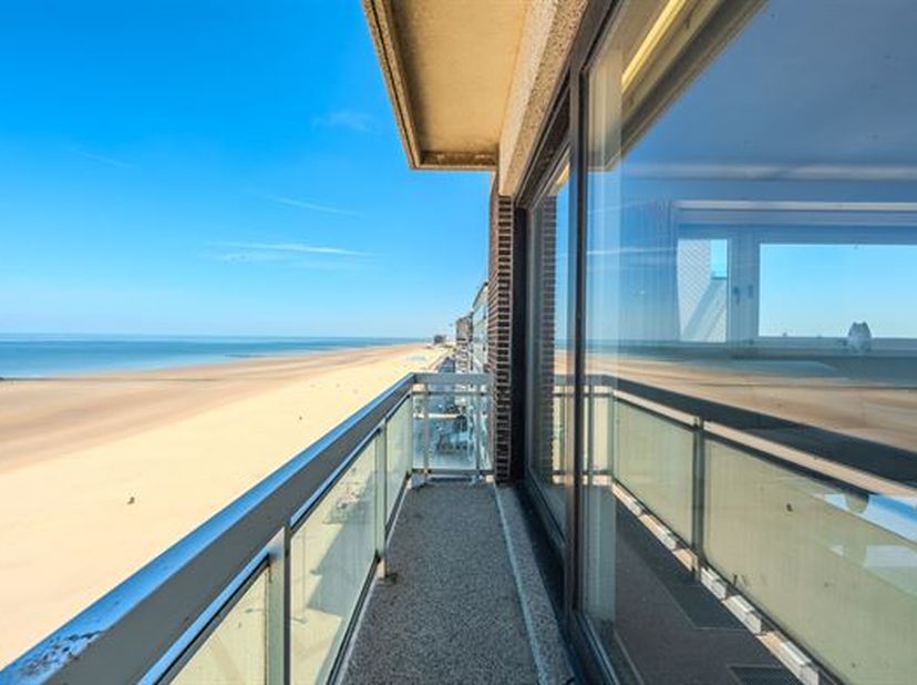 Welkom in dit prachtige appartement gelegen in de populaire badplaats Middelkerke, direct aan het strand. Dit modern ingerichte eigendom biedt een ide
