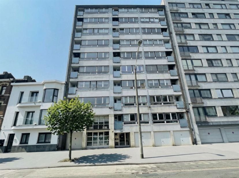 ***** OPTION *****<br />
<br />
Dans le quartier des Vennes, un appartement 2 chambres de +- 100 m2 avec une terrasse de 12,5 m2 et box garage, idéa