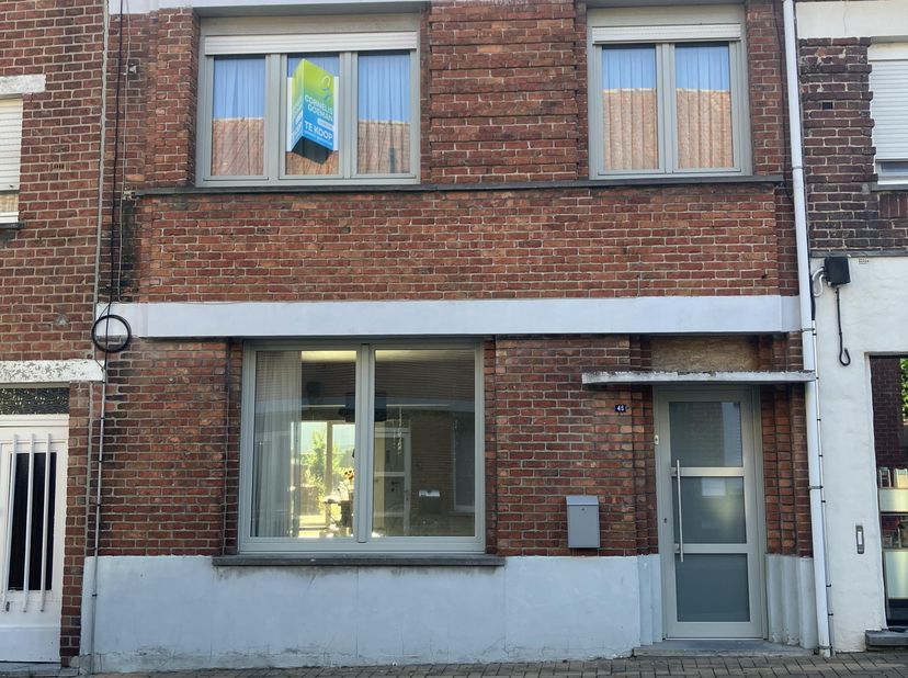 Ruime rijwoning, rustig gelegen op wandelafstand van het centrum, dichtbij de sporthal/voetbalplein. <br />
<br />
Deels gerenoveerde woning met heel