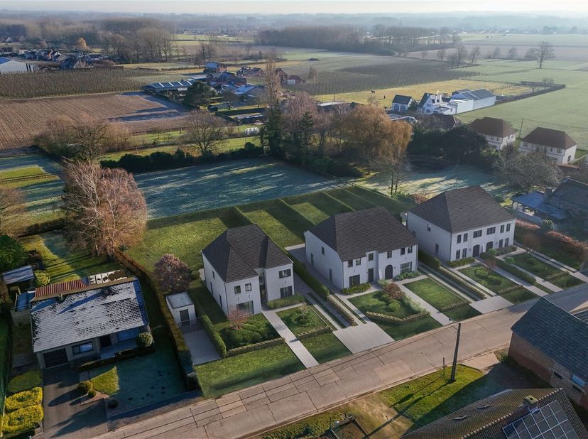 Nieuwbouwvilla (open bebouwing) met stijlvolle architectuur en zicht op groen in Alken.<br />
Omgeving<br />
Gelegen in Alken, een rustige en groene g