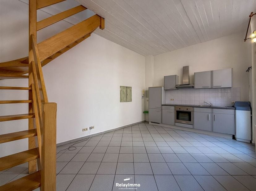 Schitterend, rustig appartement in het centrum van Doornik!<br />
Bestaande uit:<br />
Ruime, lichte woonkamer met open keuken voorzien van oven, elek