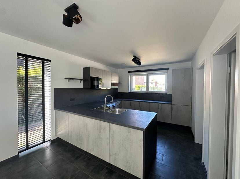 Instapklare BEN-woning met zonnepanelen + batterij, 3 slaapkamers en tuin op een toplocatie met zicht op natuur en bos!<br />
Ligging<br />
Deze mod