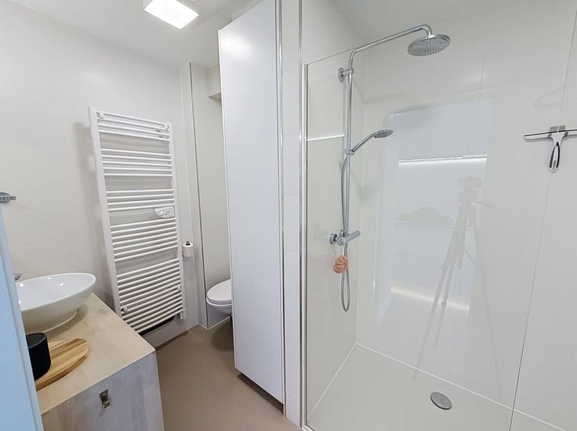 Ce studio meublé et aménagé avec goût bénéficie d'un emplacement central dans la rue commerçante de Nieuport-Bains, à proximité de la digue, de la pla