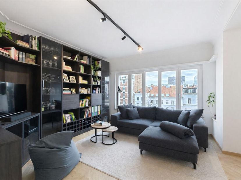 In het hart van het Sint-Katelijneplein - Prachtig gemeubileerd tweekamerappartement van +/- 80 m² met balkon gelegen op de 4e verdieping van een gebo