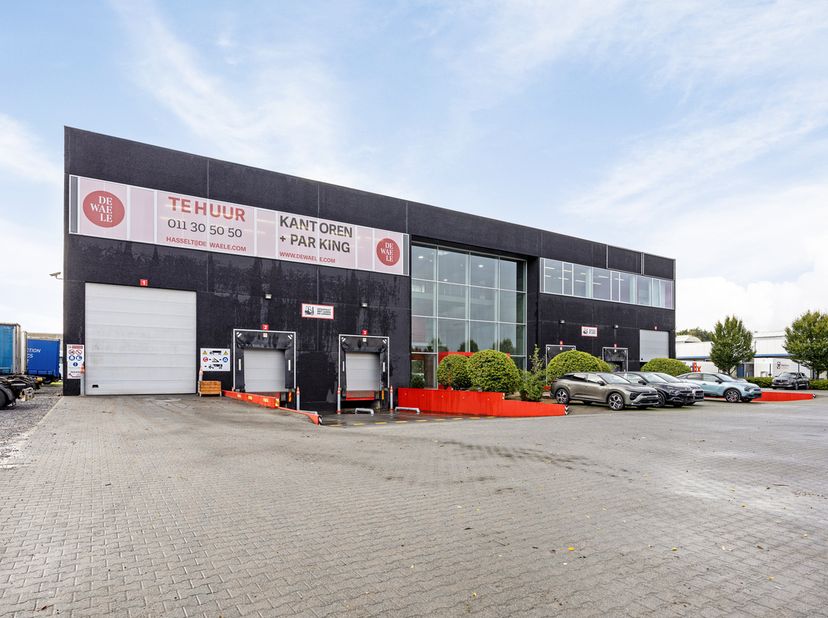 Gehele kantoorruimte met inkomhal – 400 m²<br />
<br />
- € 2.500,00 / maand<br />
- Algemene onkosten: € 190,00 / maand exclusief btw (onderhoud park