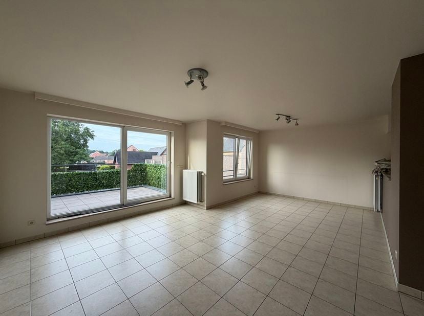 Te huur: aangenaam 2-slaapkamerappartement in Peer. Het appartement heeft een praktische indeling met een ruime woonkamer met open keuken, twee slaapk