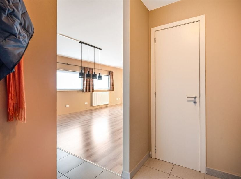 Appartement duplex spacieux et prêt à l'emploi avec 3 chambres à coucher et une terrasse ensoleillée !<br />
Environnement : Dans une rue calme près d