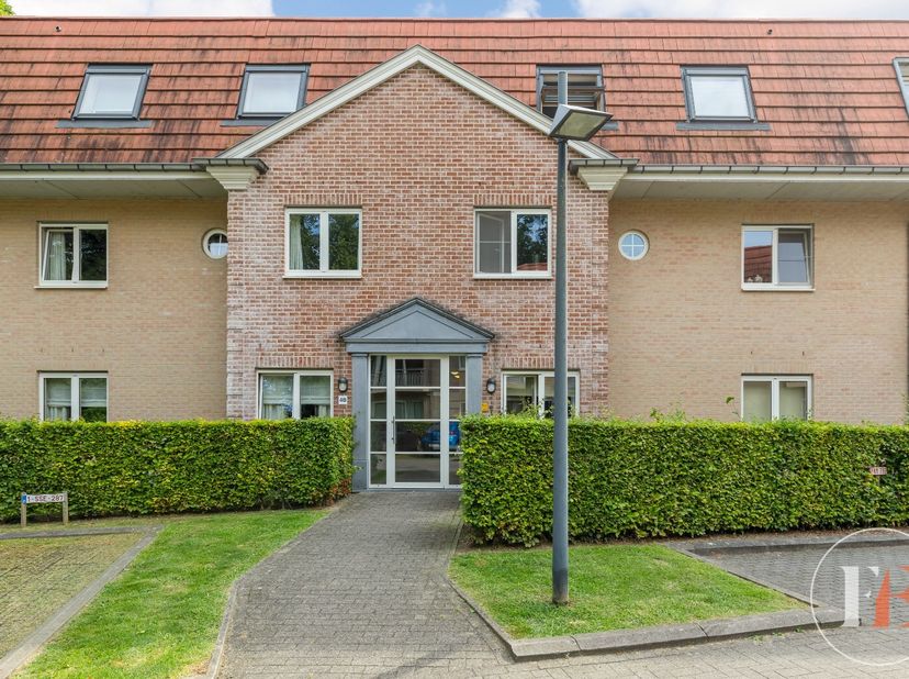 Dit appartement is gelegen in een afgesloten domein, voorzien van veel groen.<br />
Het ligt op de 2e verdieping van deze villa appartementen die werd