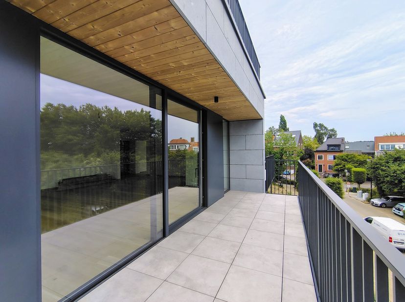 WOLUWE-SAINT-PIERRE, vlakbij het Woluwe-park, prachtig NIEUW APPARTEMENT (4 slaapkamers/2 badkamers/1 doucheruimte) met twee TERRASSEN en twee PARKEER