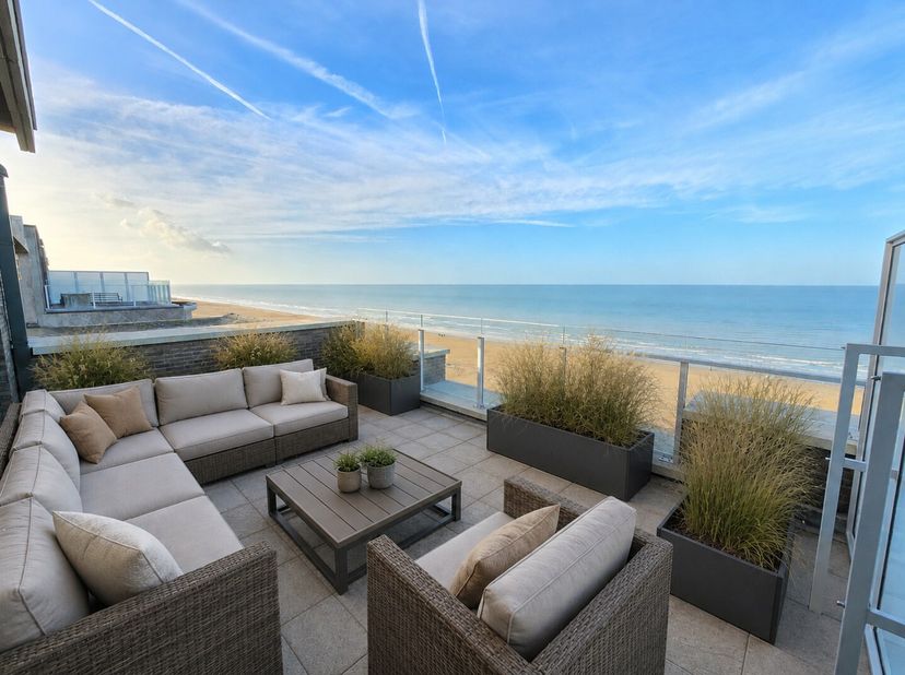 Magnifique penthouse au 9ième étage de la résidence ALPHA à De Panne. Cet appartement avec situation centrale sur la Digue vous offre: hall d'entrée,