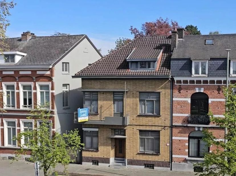 Ruime, karaktervolle halfopen stadswoning met tuin en garage, net buiten de kleine ring. (Meer fotos en info via www.immoland.com)<br />
Deze charmant