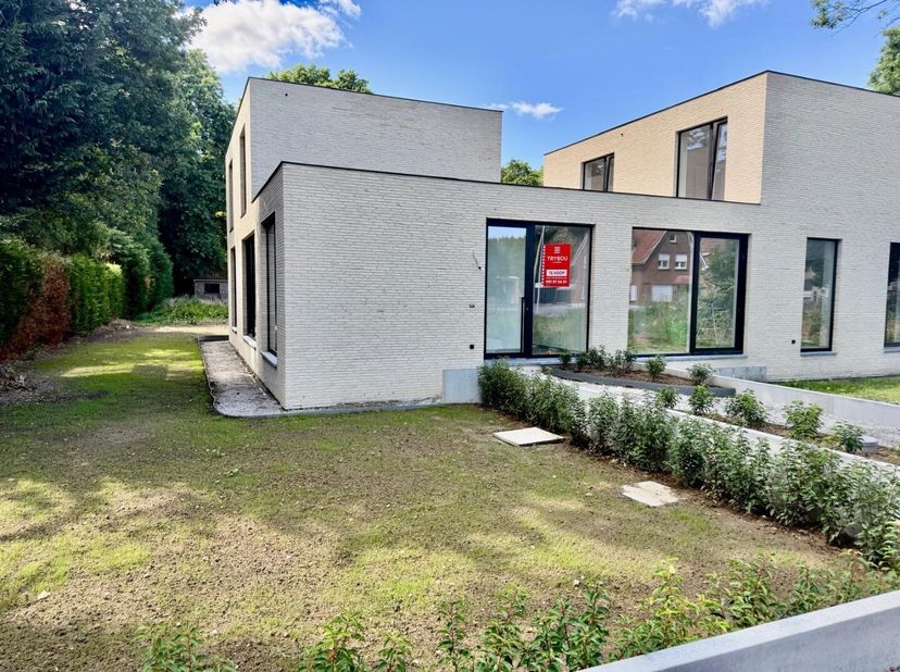 Aan de groene rand van Houthulst, op een uitzonderlijke locatie vlak bij het bos, vind je deze laatste luxueuze nieuwbouwvilla  een zeldzame kans voor