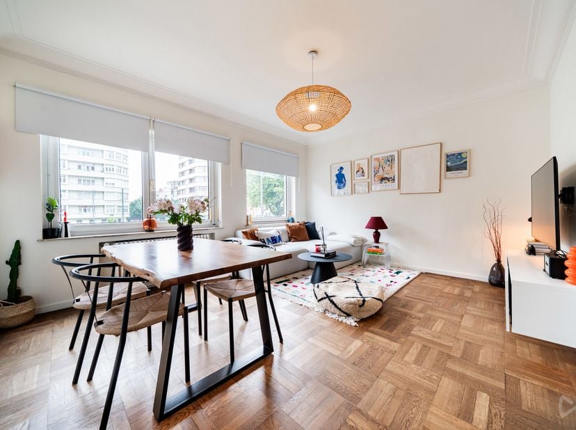 Info &amp;amp; bezoeken – 02 315 51 71<br />
We Invest Brussels stelt u met plezier dit prachtige appartement van 66 m² voor, ideaal gelegen aan de Louis