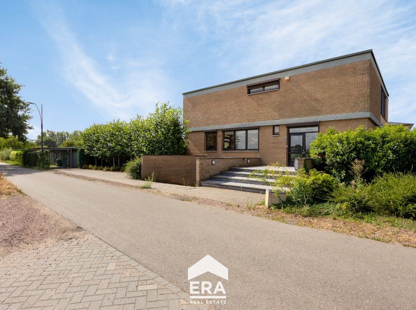 Gelegen in het groene Maasmechelen geniet deze woning van een rustige ligging, omringd door natuur en toch verrassend centraal. Dankzij de nabijheid v