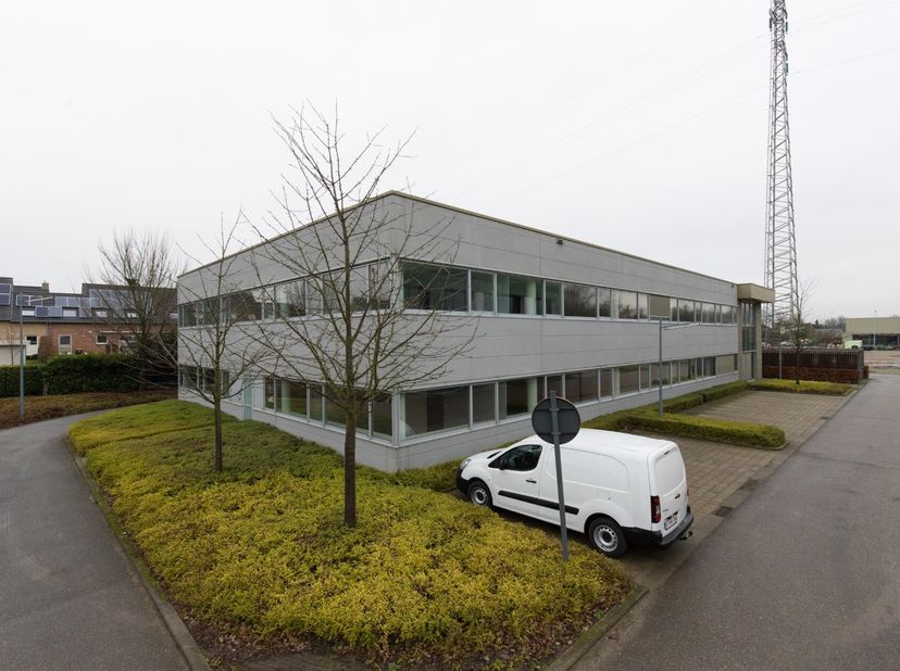 TE KOOP: recent vrijstaand kantoorgebouw met totale oppervlakte van 1600 m² + ruime kelder ca 350 m² en goederen lift.<br />
Verdeeld over 2 niveau's