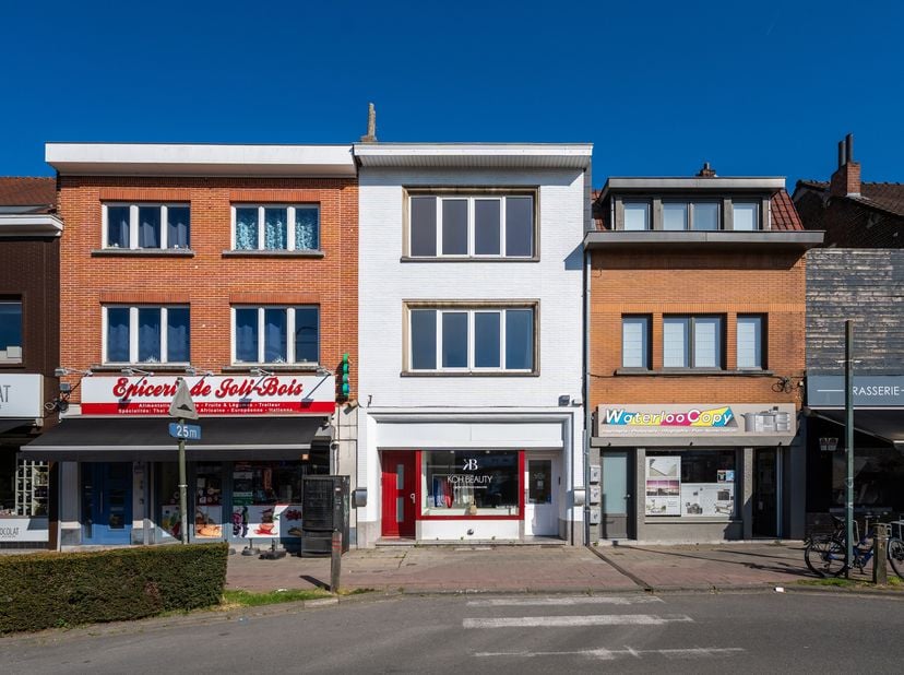 Waterloo Joli-Bois, Maison de commerce comprenant 1 commerce et un appartement 2 chambres en bon état général offrant de superbes volumes et une agréa