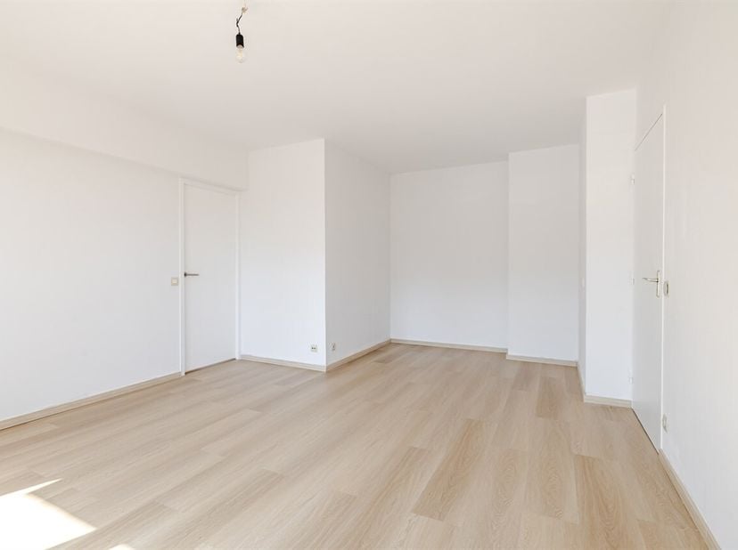 Ontdek dit aangename en lichtrijke appartement, gelegen op de eerste verdieping, met een bewoonbare oppervlakte van 55 m². Dankzij de grote raampartij