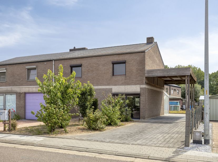 Gelegen in het rustige en gegeerde Rigessel te Wezemaal bevindt zich deze halfopen bebouwing op een perceel van 4a 25ca. De woning geniet van een uits
