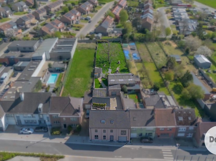 ERPE-MERE - Unieke eigendom met tal van mogelijkheden in het hart van Mere<br />
De woning bevindt zich op een toplocatie in het centrum van Mere, op