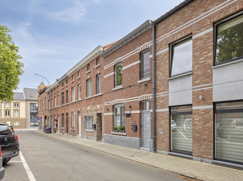 Instapklare gezinswoning met 3 slaapkamers, 3 badkamers en privaat terras!<br />
Meteen een afspraak? Bel 0496 32 93 43 of 0475 66 76 25.<br />
Meer i