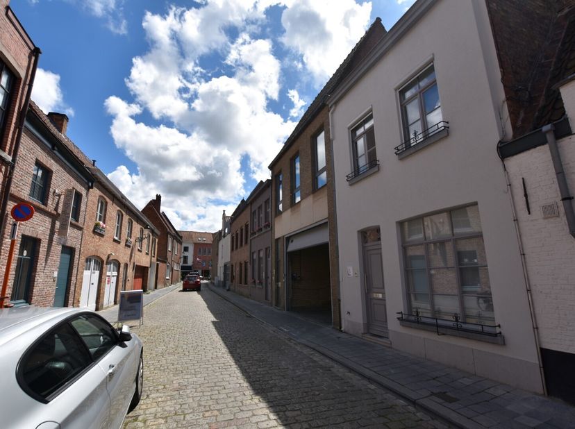 Garagebox op rustig en strategische ligging in het historisch centrum van Brugge op wandelafstand van het Zand, winkels en kantoren. Het complex is be