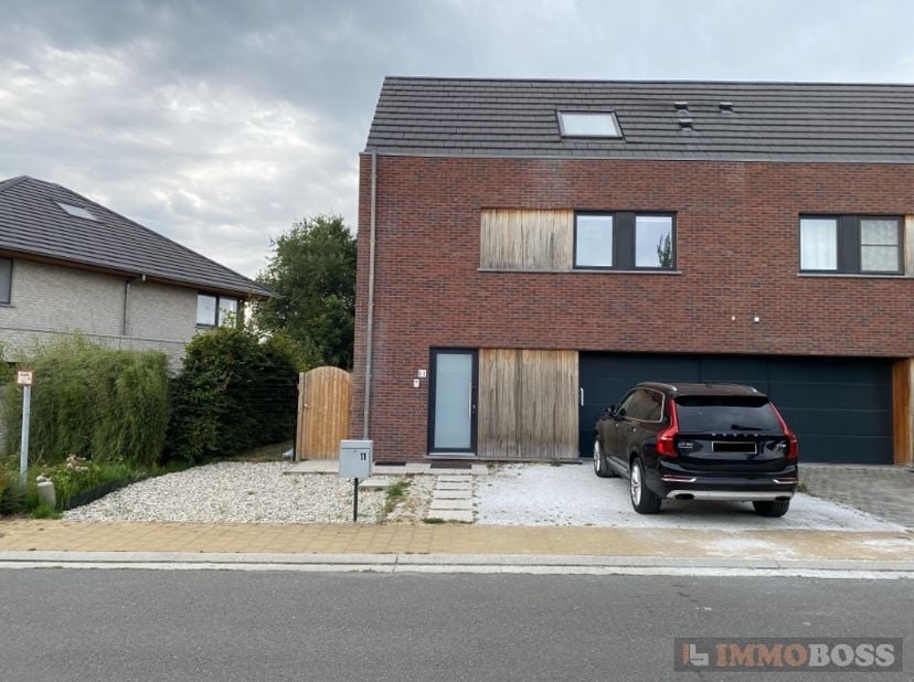 PLAN UW BEZOEK VIA ONZE WEBSITE: WWW.IMMOBOSS.BE<br />
<br />
De bijna energie neutrale woning (EPC 30 - zonnepanelen aanwezig - warmtepomp) is gelege