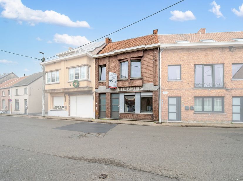 Vlakbij het centrum van Hamme, op wandelafstand van openbaar vervoer, scholen en allerlei andere faciliteiten, bevindt zich dit kleinschalige appartem