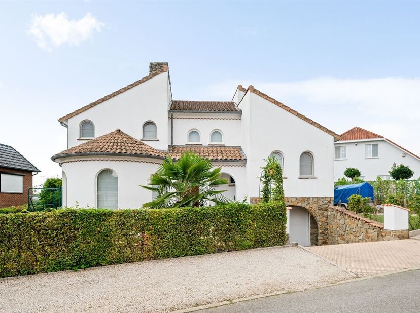 Deze karaktervolle Spaanse villa is gelegen in de Bovenstraat te Lummen, op een gunstige locatie waar rust en bereikbaarheid samenkomen. Het centrum v