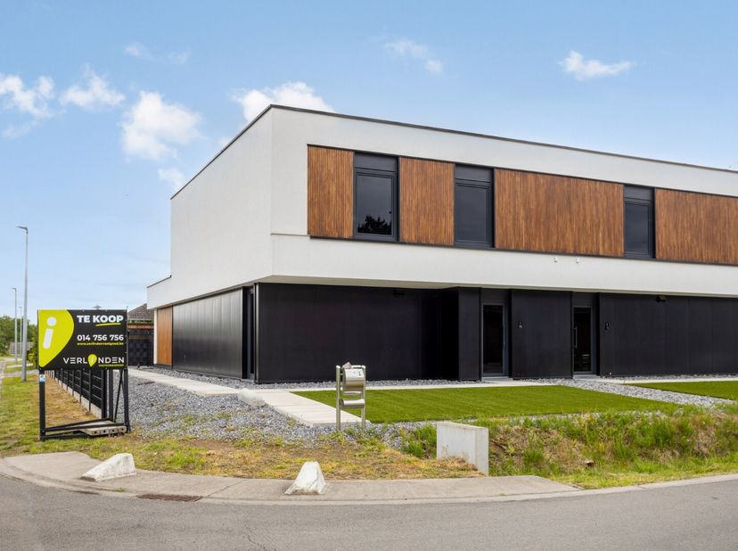 Deze prachtige recente woning gelegen in Balen, geniet van een goede verbinding naar de omliggende gemeenten Ham, Leopoldsburg, Lommel en Mol.<br />
D