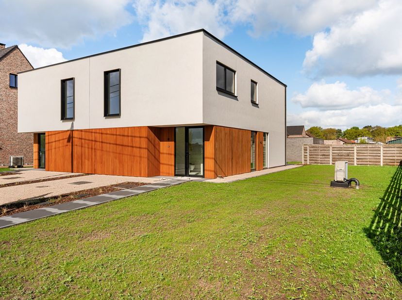 Deze nieuwbouwwoning wordt de komende weken volledig afgewerkt volgens de kenmerken van de linke woning en omvat een inkomhal met gastentoilet, woonka