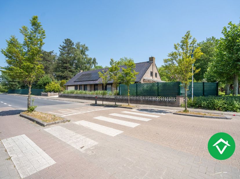 Deze woning heeft een bewoonbare oppervlakte van 331m2 en bestaat uit: oprit - ruime inkomhal met gastentoilet - lichtrijke living met parketvloer en