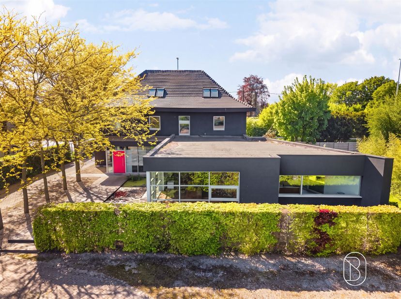 TOPgelegen langs de N60, genietend van alle visibiliteit: leuk instapklaar groot kantoorgebouw/praktijk met grote achterliggende privé-parking. <br />