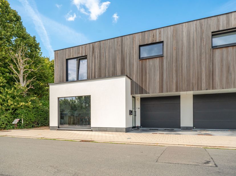Deze hoogstaand afgewerkte / energiezuinige halfopen woonst werd gebouwd in 2022 en beschikt over alle hedendaagse technieken.<br />
De woning is gele