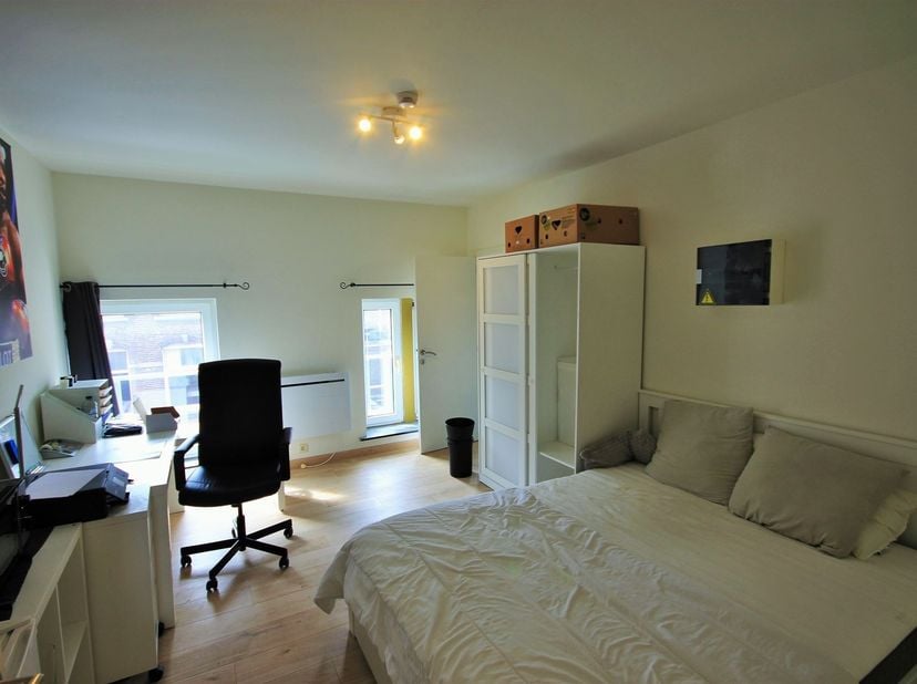 3 Kots disponibles dans une superbe colocation de 9 personnes !<br />
Colocation située à proximité du centre-ville de Charleroi, des hôpitaux, commer