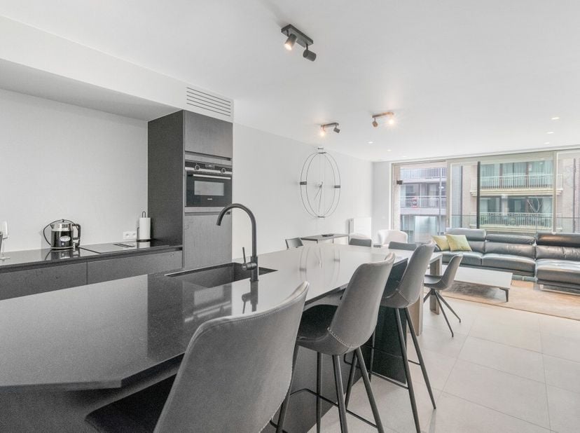 Knokke: Instapklaar appartement met ruim terras en 2 slaapkamers te koop op toplocatie in Knokke. Op een uitstekende ligging in de Paul Parmentierlaan