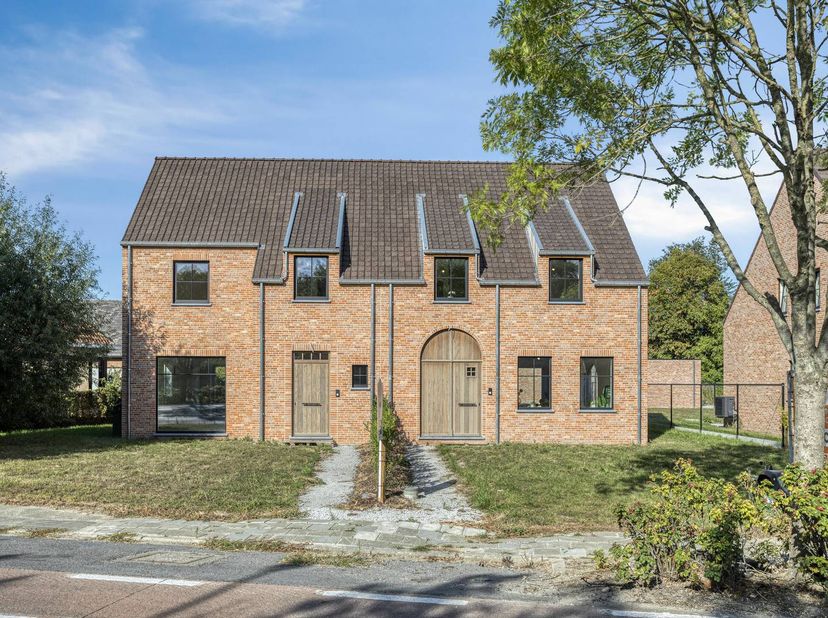 Stijlvol nieuwbouwhuis te koop in Elverdinge met drie slaapkamers, ruime dubbele garage en tuin. Deze halfopen woning is uitermate geschikt voor wie o