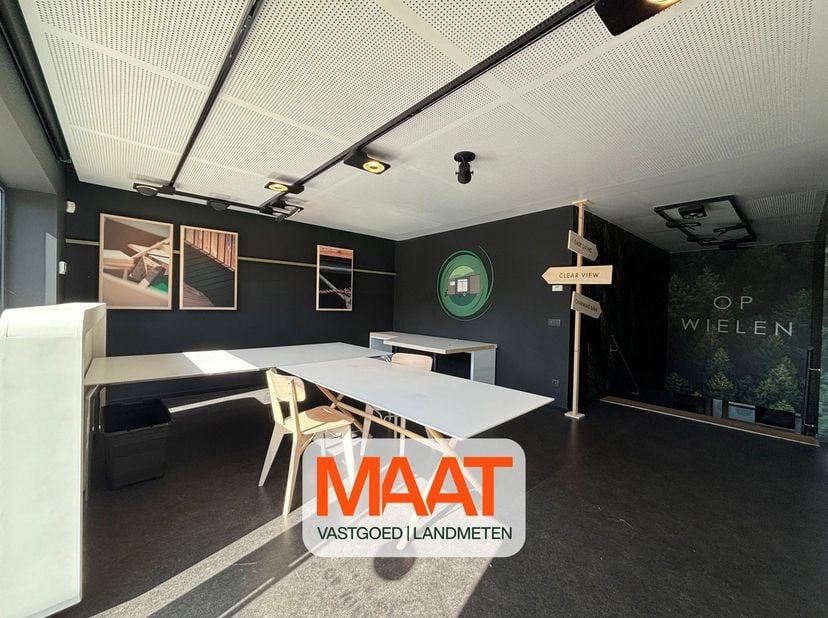 Instapklaar gelijkvloers handelspand / kantoorruimte / praktijk van circa 82 m², gelegen nabij centrum Noorderwijk.<br />
Dankzij de brede etalage gen