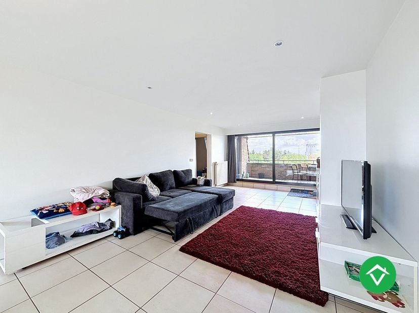 Dit dakappartement is gelegen op een uiterst centrale ligging te Roeselare, kortbij het stadscentrum, het station, zijn vele invalswegen, de Wallemeer