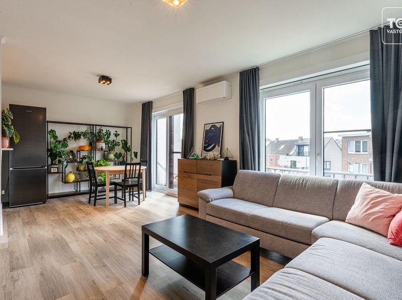 Deze aangename bel-etagewoning met garage is rustig gelegen in een aangename straat, op korte afstand van verschillende buurtwinkels en supermarkten.