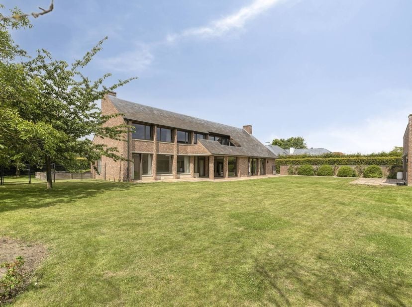 Si vous recherchez une villa de luxe entièrement entourée de verdure et privée, alors ce topper est fait pour vous ! La maison dispose de 4 chambres,