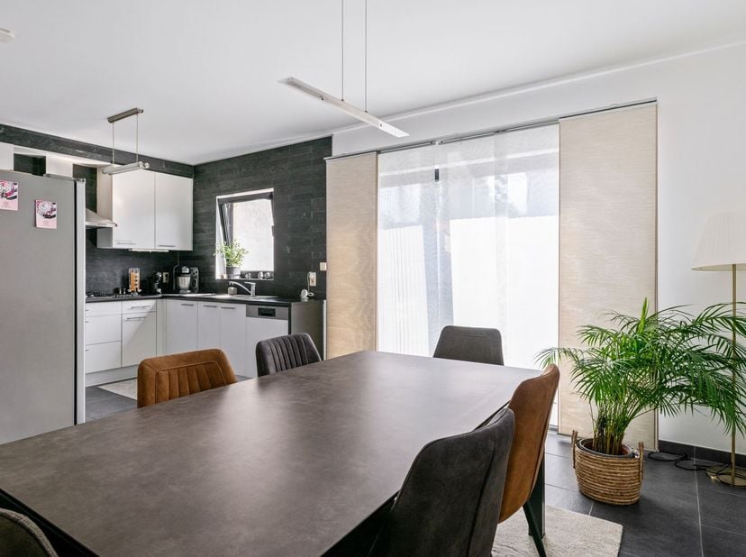 Maison mitoyenne prête à emménager avec jardin exposé sud, panneaux solaires et bon indice EPC à Hoboken<br />
<br />
Vous recherchez une maison prê