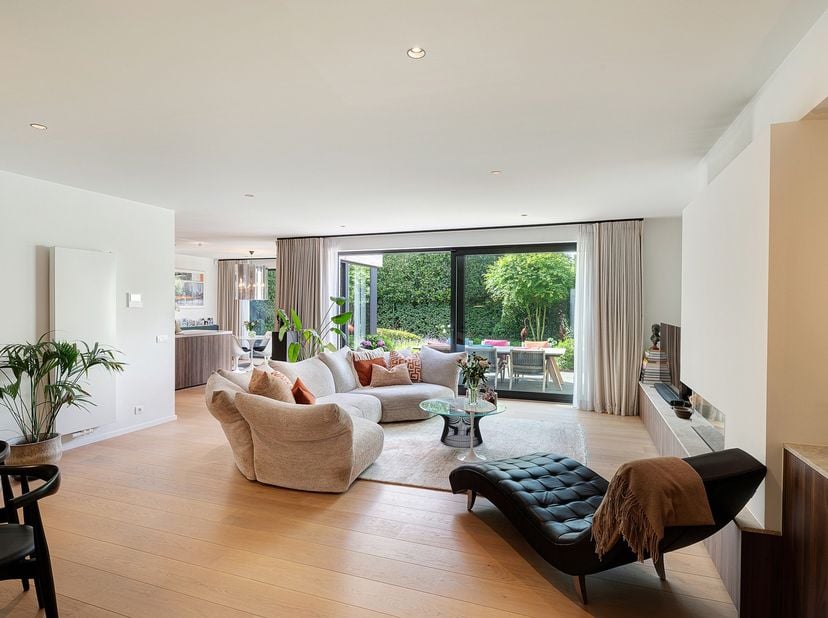 Recente koppelwoning aan de Graaf Jansdijk in Oud Knokke, ideaal gelegen tussen het centrum en de oude molen. De woning verwelkomt u via een inkomhal