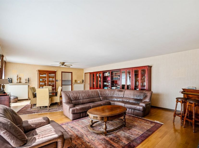Dit appartement bevindt zich in een rustige, kindvriendelijke buurt vlak bij de Veemarkt, op wandelafstand van winkels, scholen, openbaar vervoer en a
